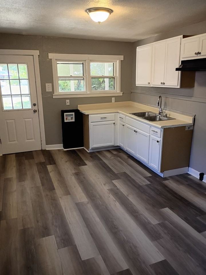 324 Xenia Ave - Photo 2 of 10