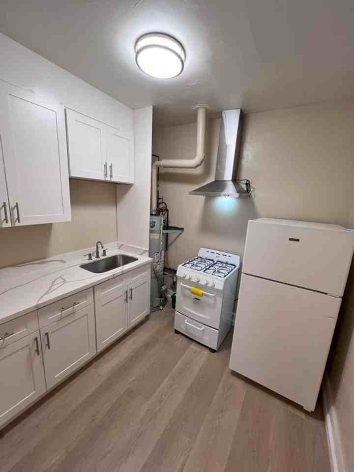 Main - Studio - Photo 4 of 15