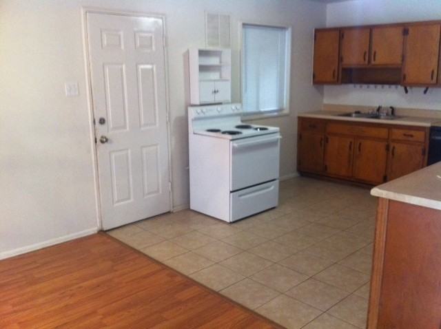 721 Deauville Dr - Photo 3 of 10