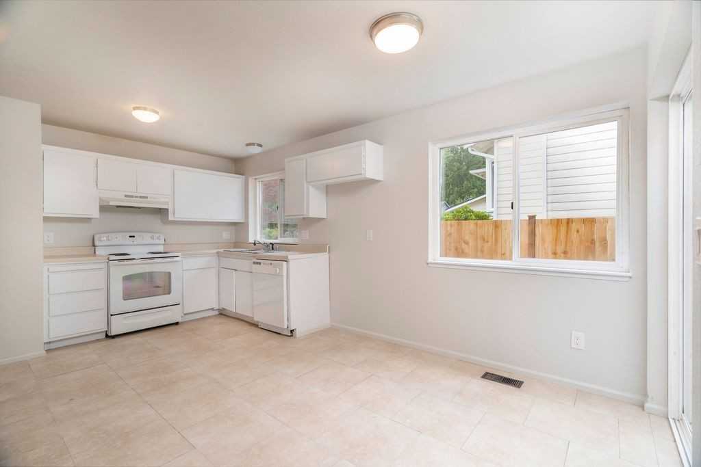 2209 164th Pl Se - Photo 4 of 15