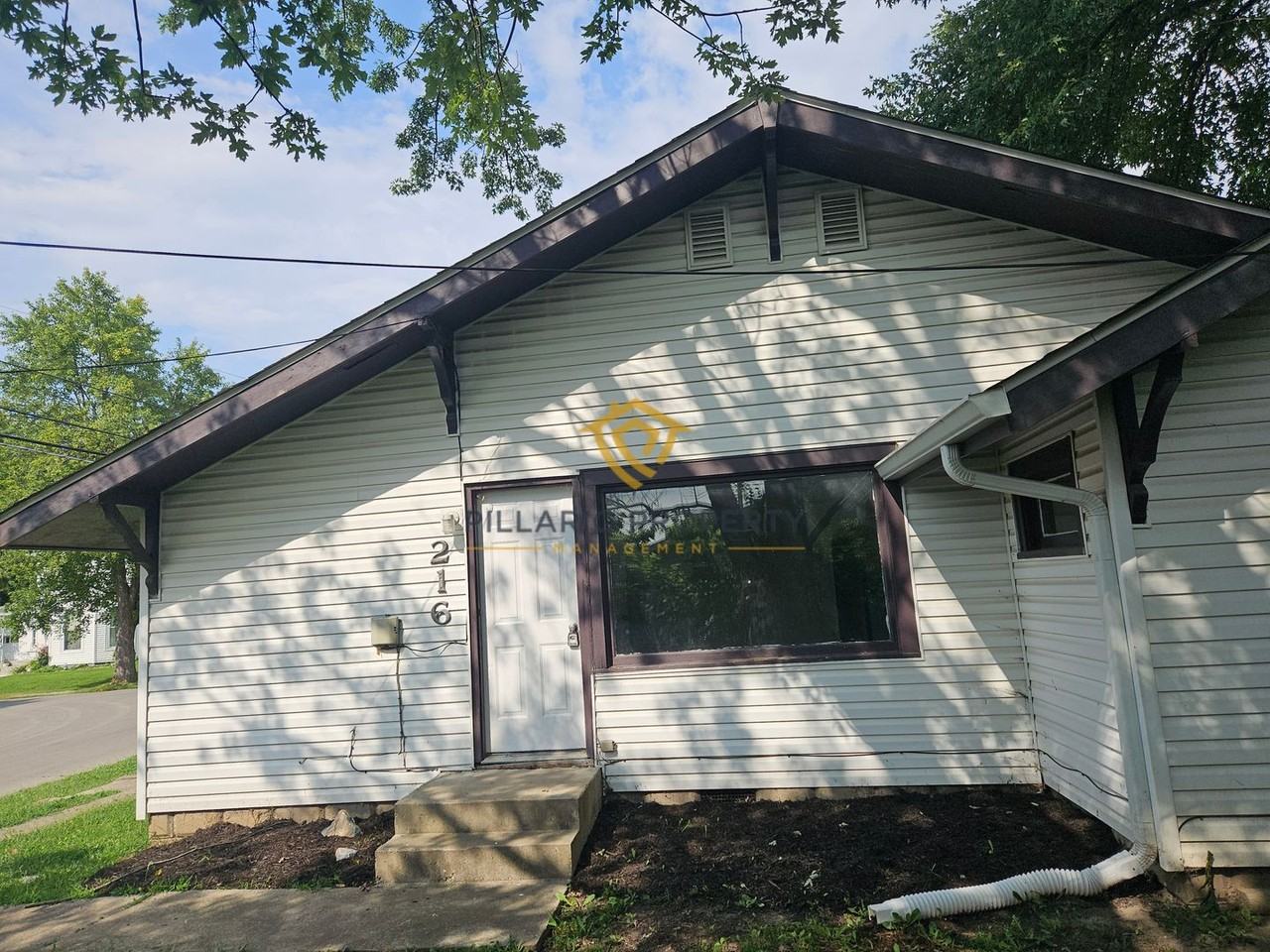 216 W John St - Photo 2 of 30