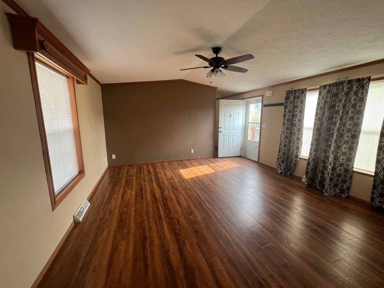 1046 Aiken Rd - Photo 2 of 19