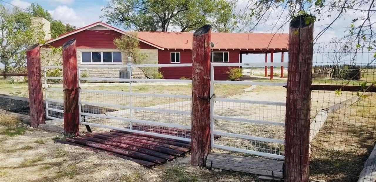 12300 12300 FM 1105 - Photo 3 of 26