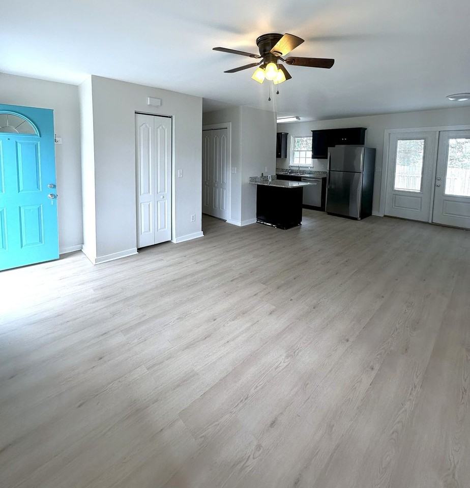 2424 Louisiana St - Photo 3 of 16