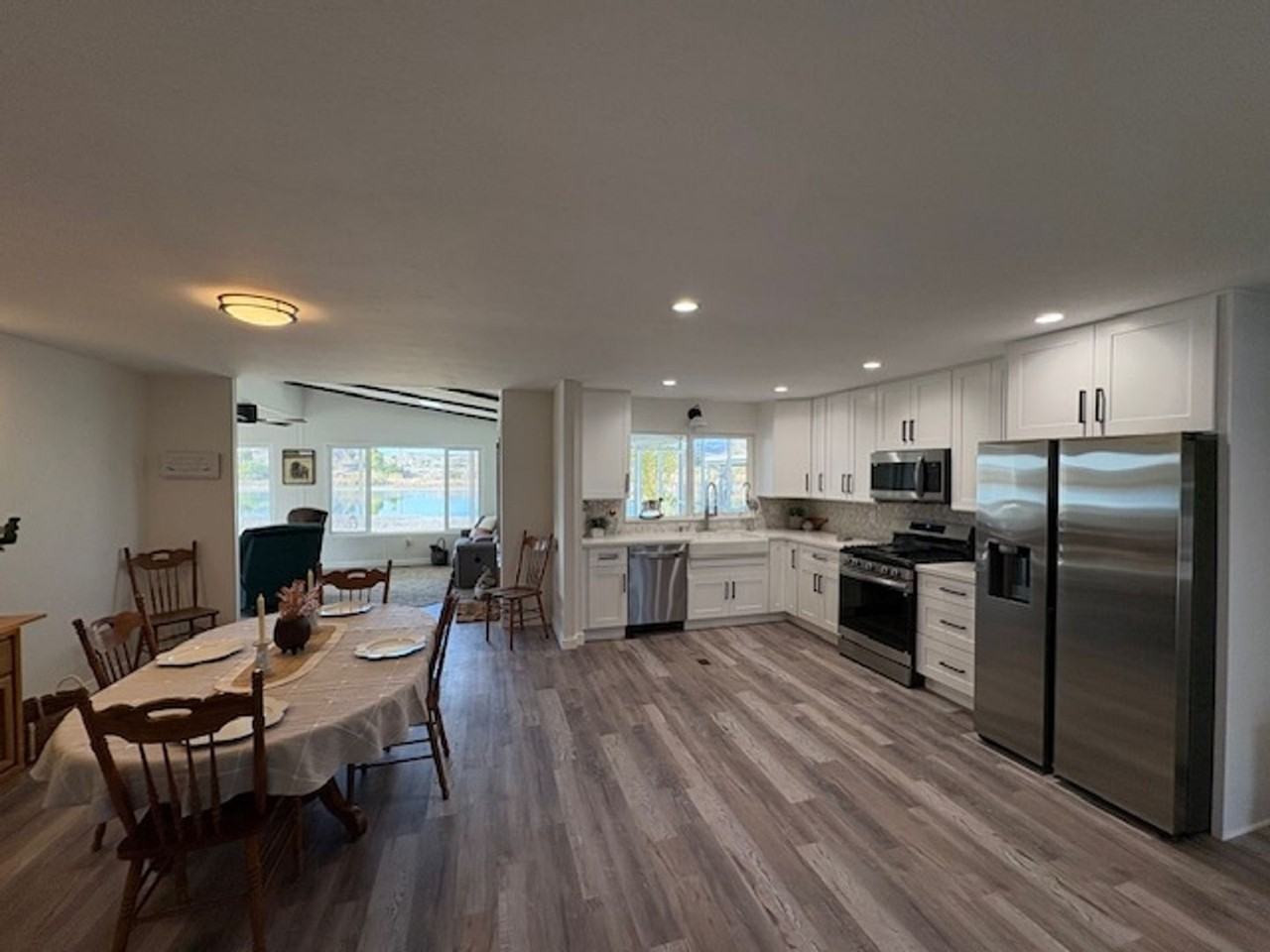 230 E Riverfront Dr - Photo 3 of 13