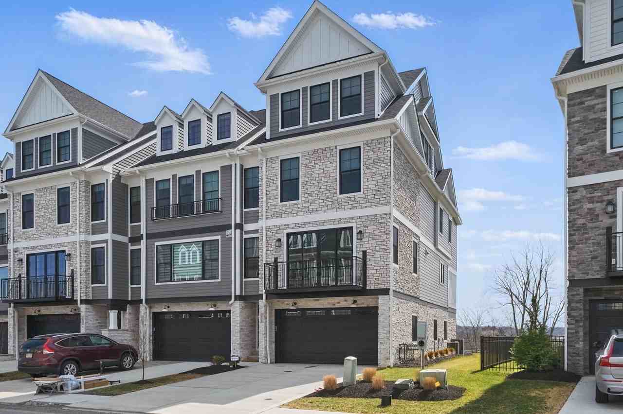 3010 Greeneview Ln - Photo 2 of 46