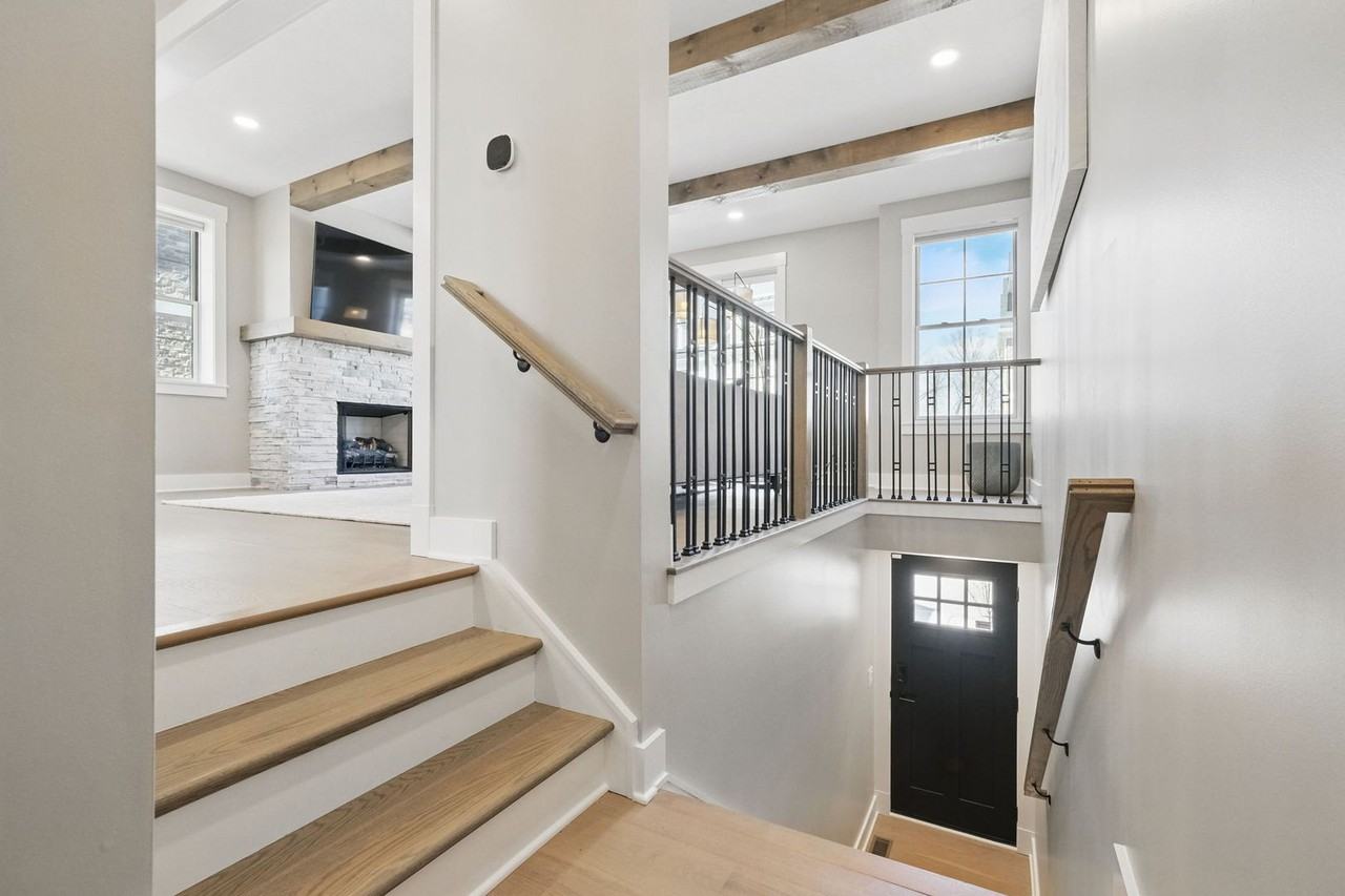 3010 Greeneview Ln - Photo 4 of 46