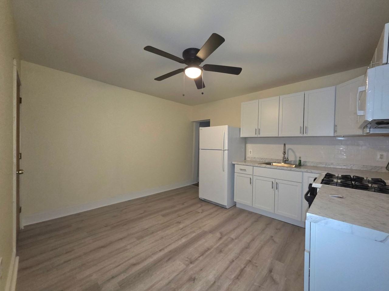 721 Center St - Photo 3 of 12