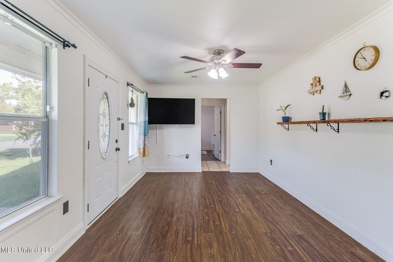 10508 Maple St - Photo 2 of 21