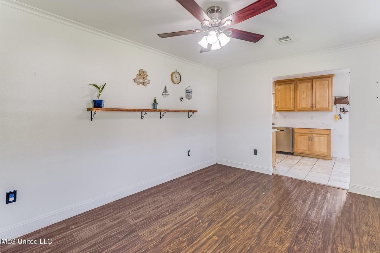 10508 Maple St - Photo 3 of 21