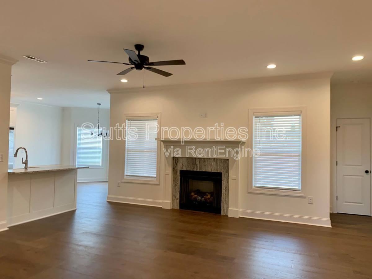 1009 Grand Ave - Photo 2 of 10