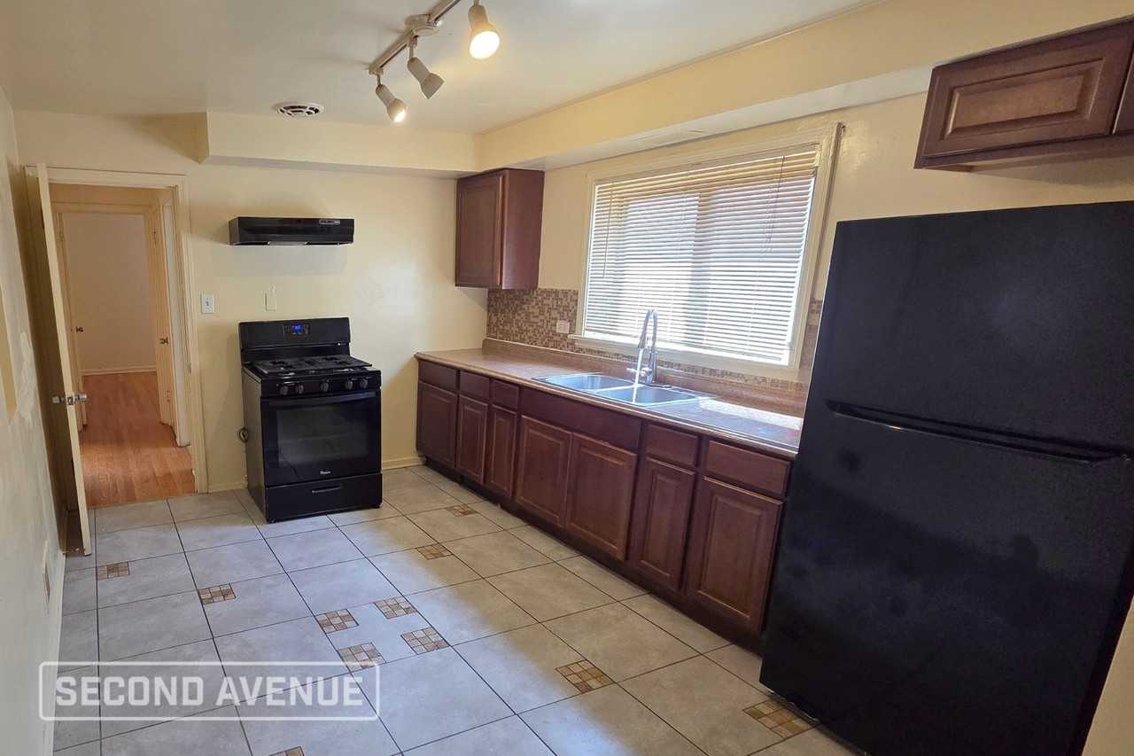 12424 S La Salle St - Photo 2 of 9