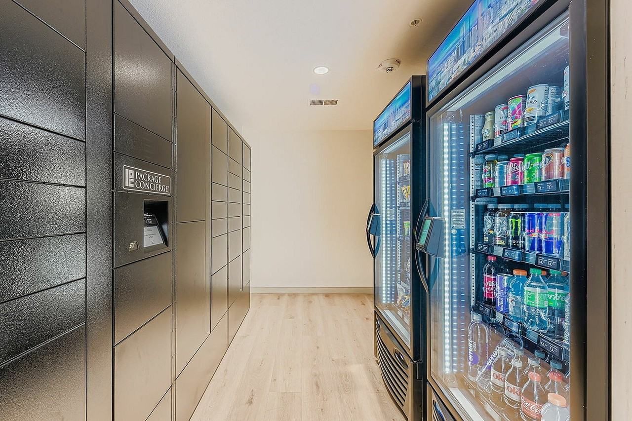 8TWO8 on Broadway Apartments - Photo 6 of 41