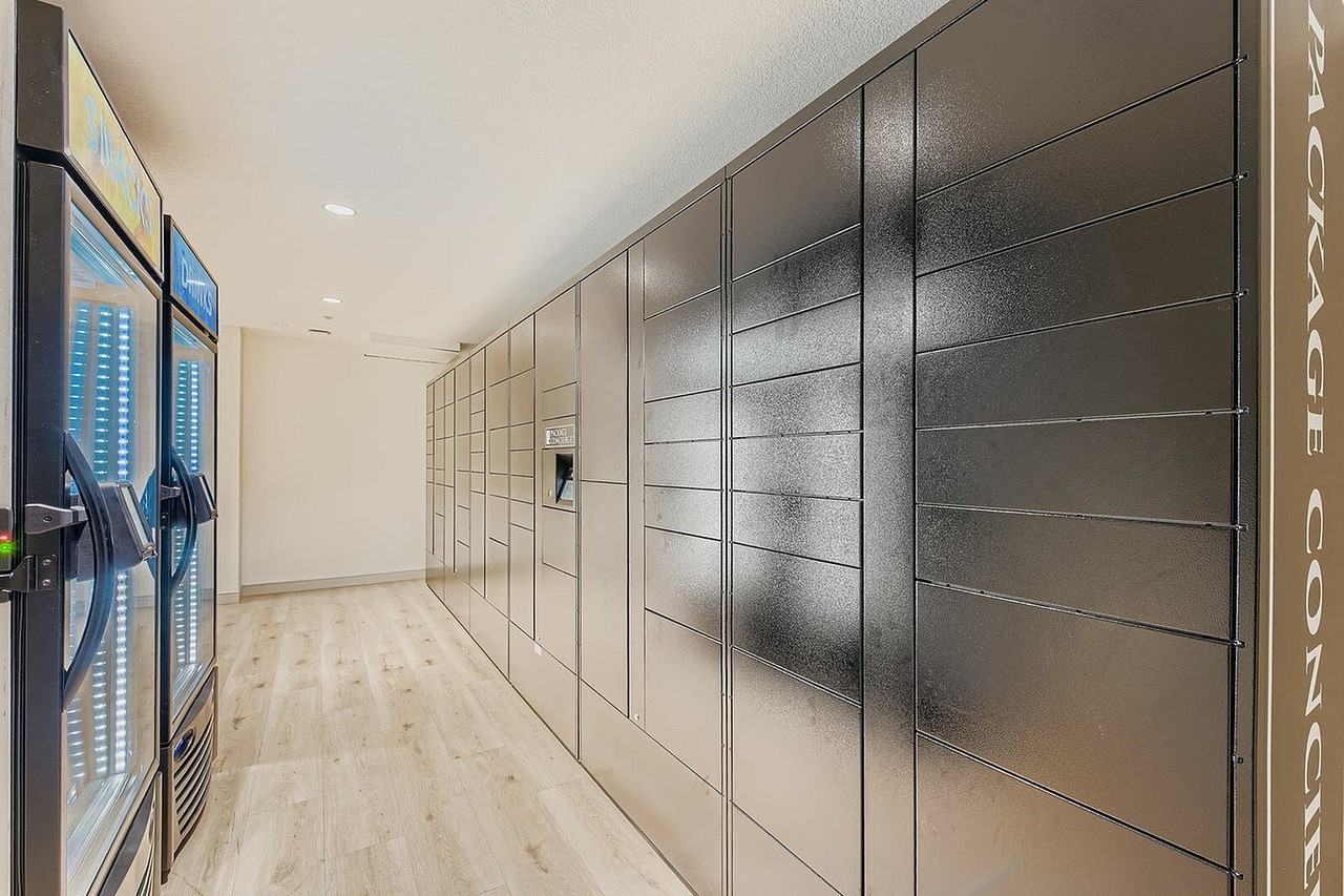 8TWO8 on Broadway Apartments - Photo 5 of 41