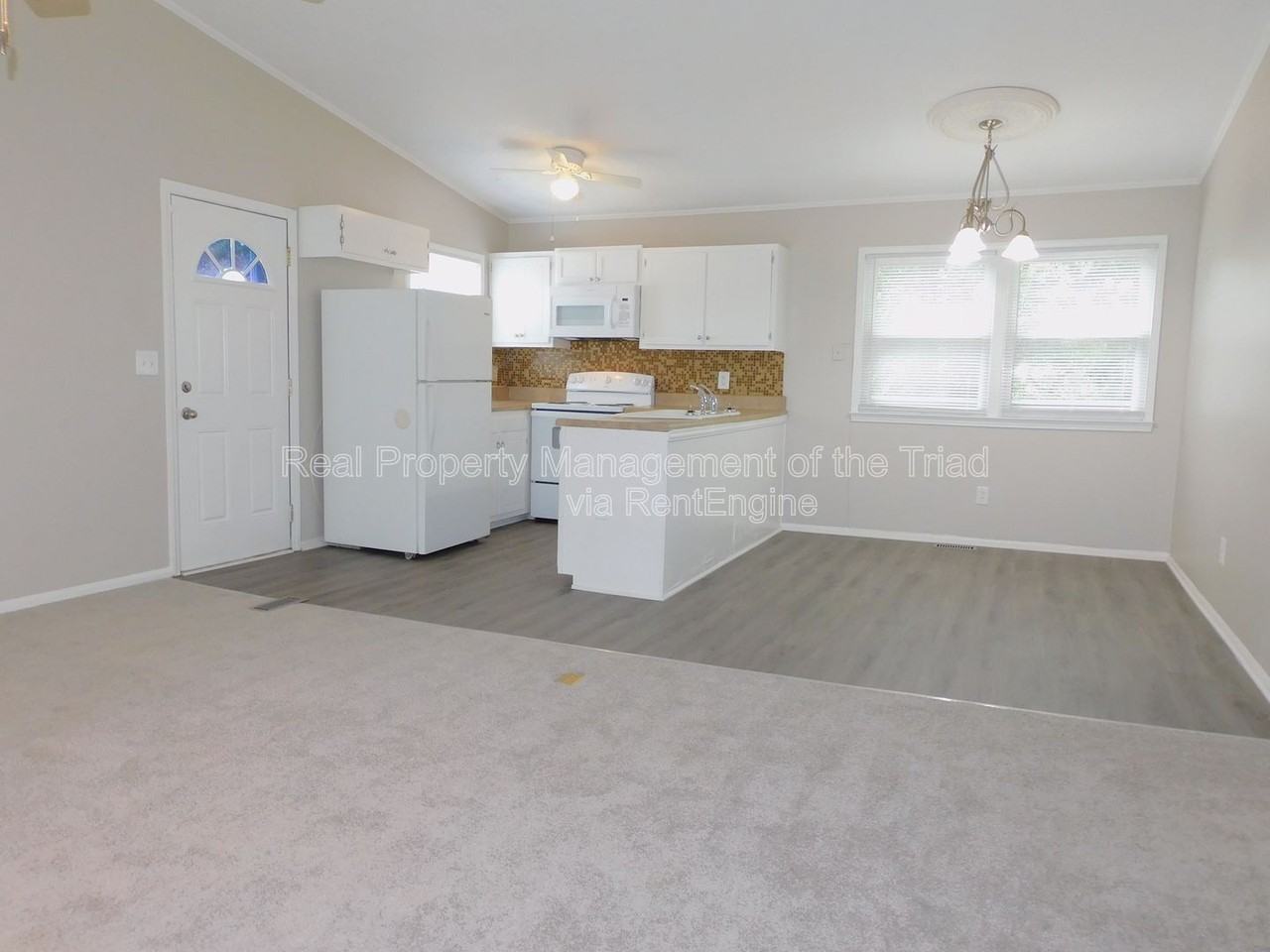 911 Tipperary Dr - Photo 3 of 28