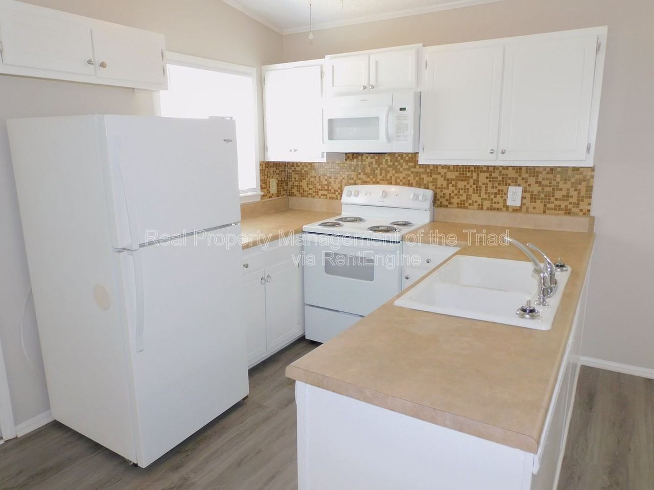 911 Tipperary Dr - Photo 4 of 28