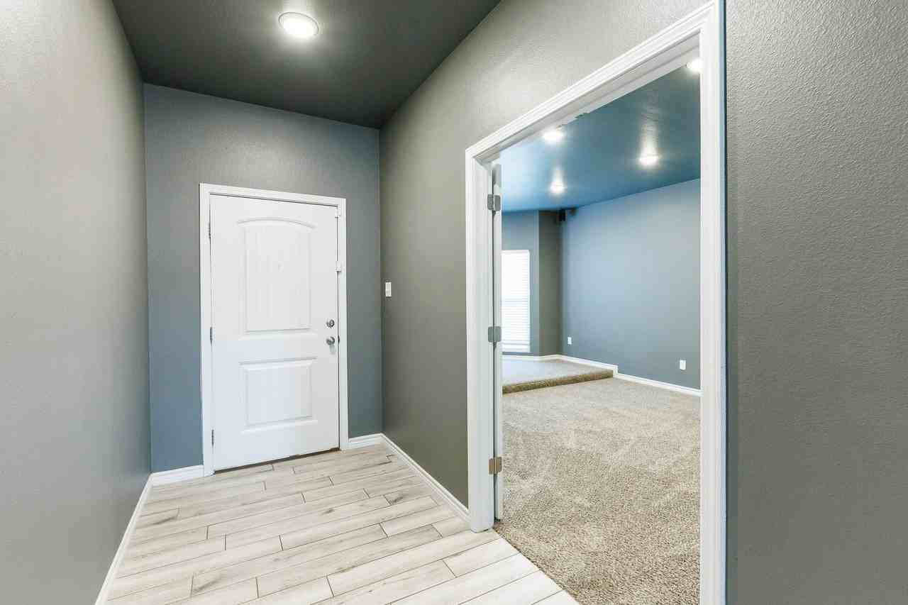10301 Avenue W - Photo 3 of 28