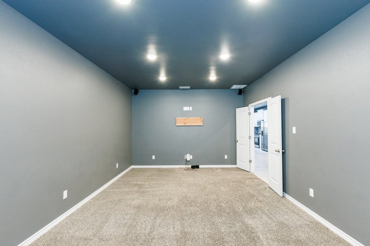 10301 Avenue W - Photo 5 of 28