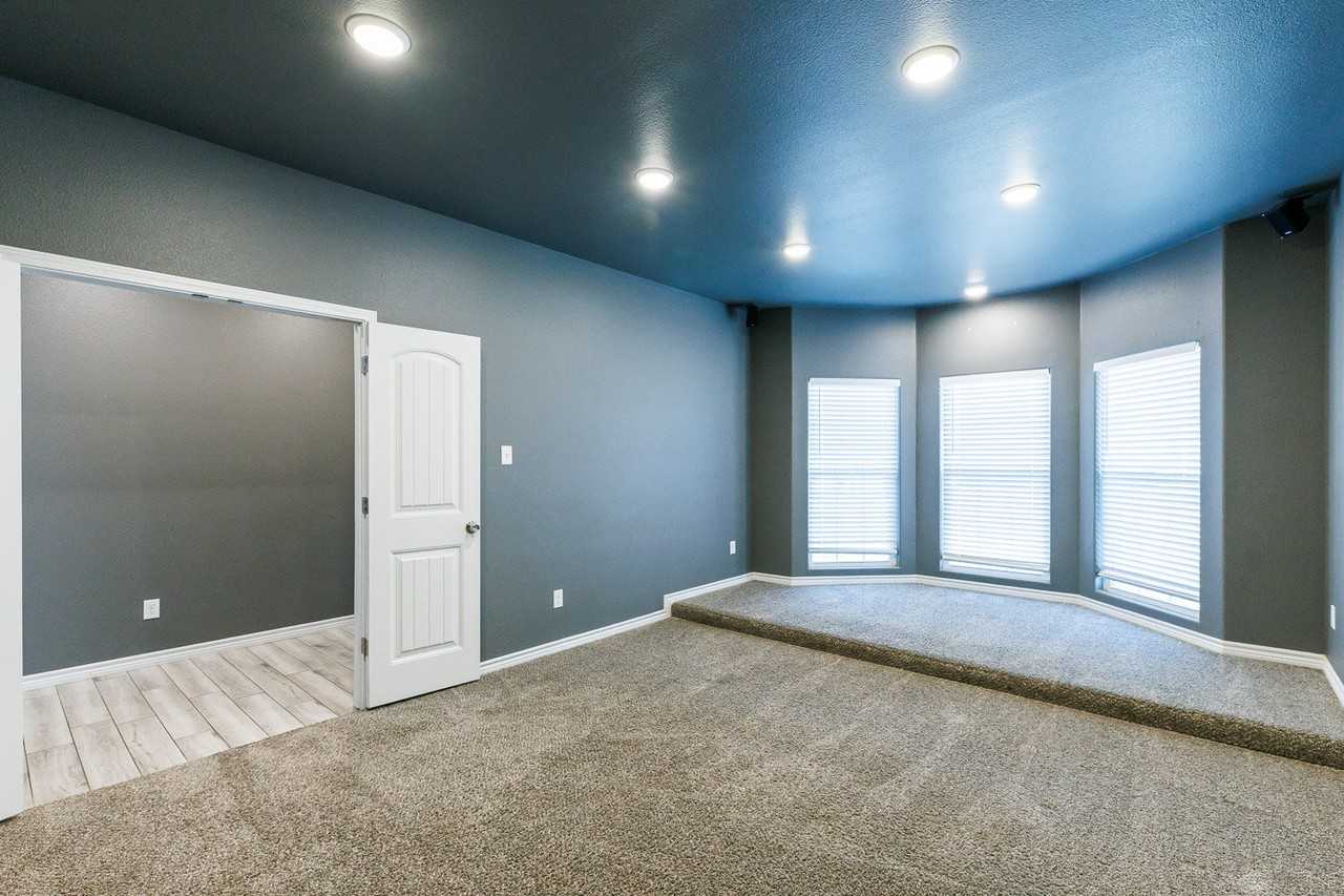 10301 Avenue W - Photo 6 of 28