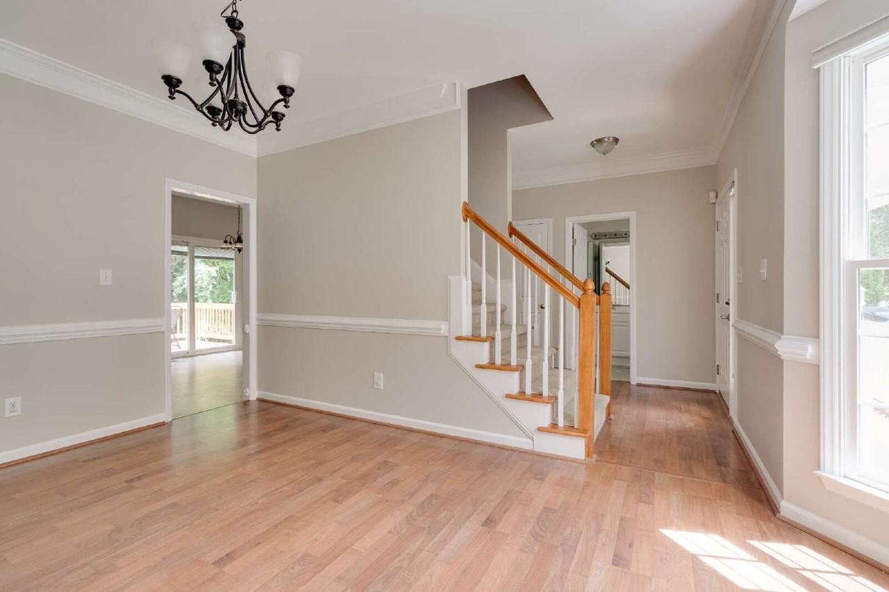 8512 Erinsbrook Dr - Photo 5 of 27