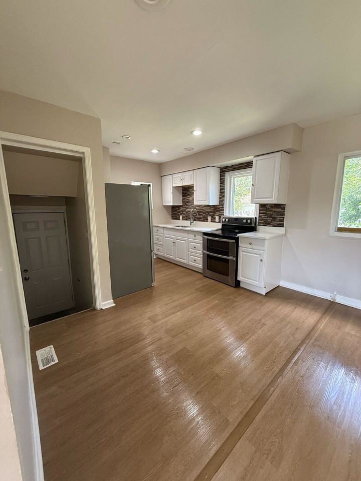 14732 Woodmont Ave - Photo 5 of 9