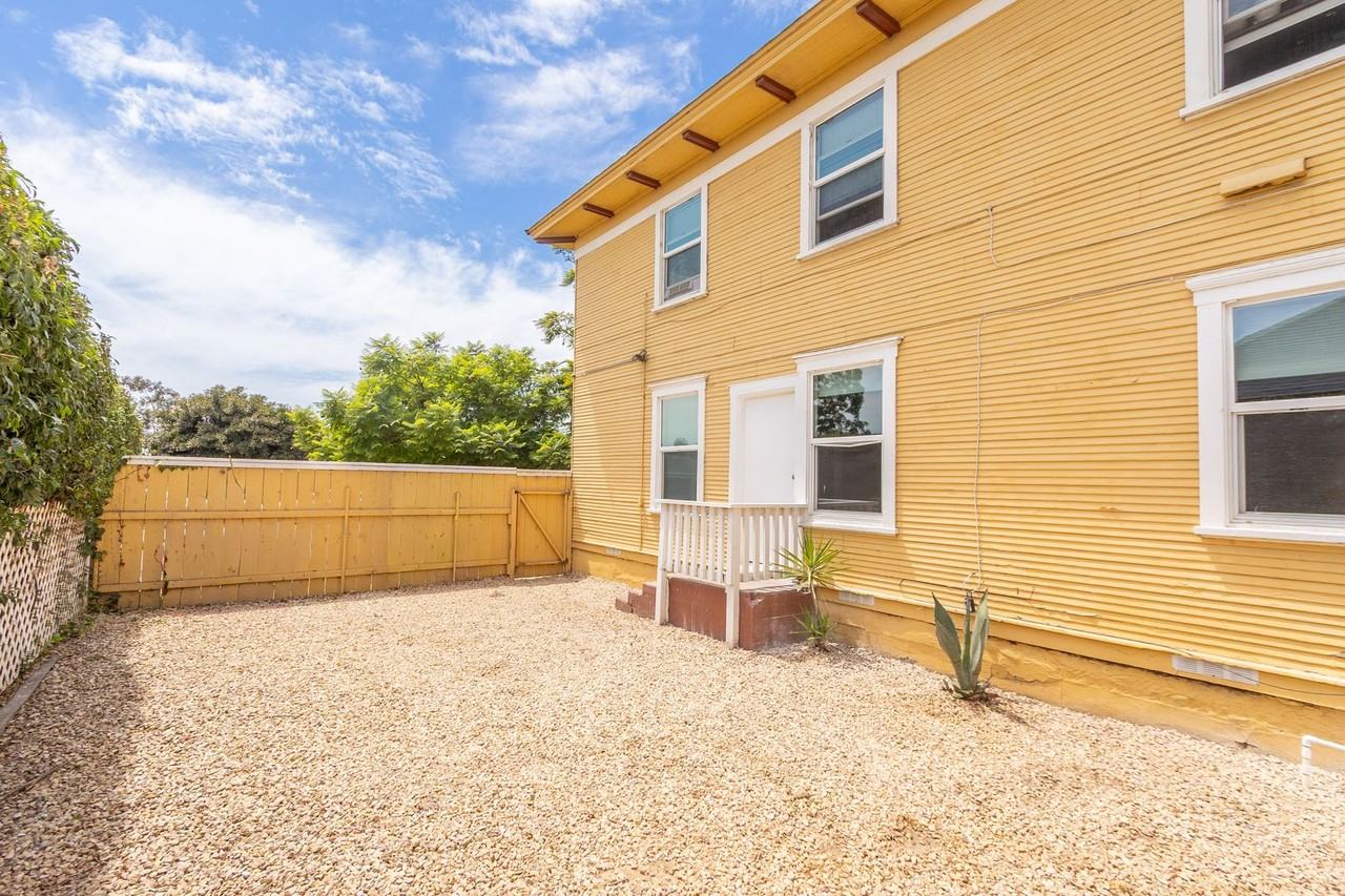 2216 Julian Ave - Photo 2 of 20