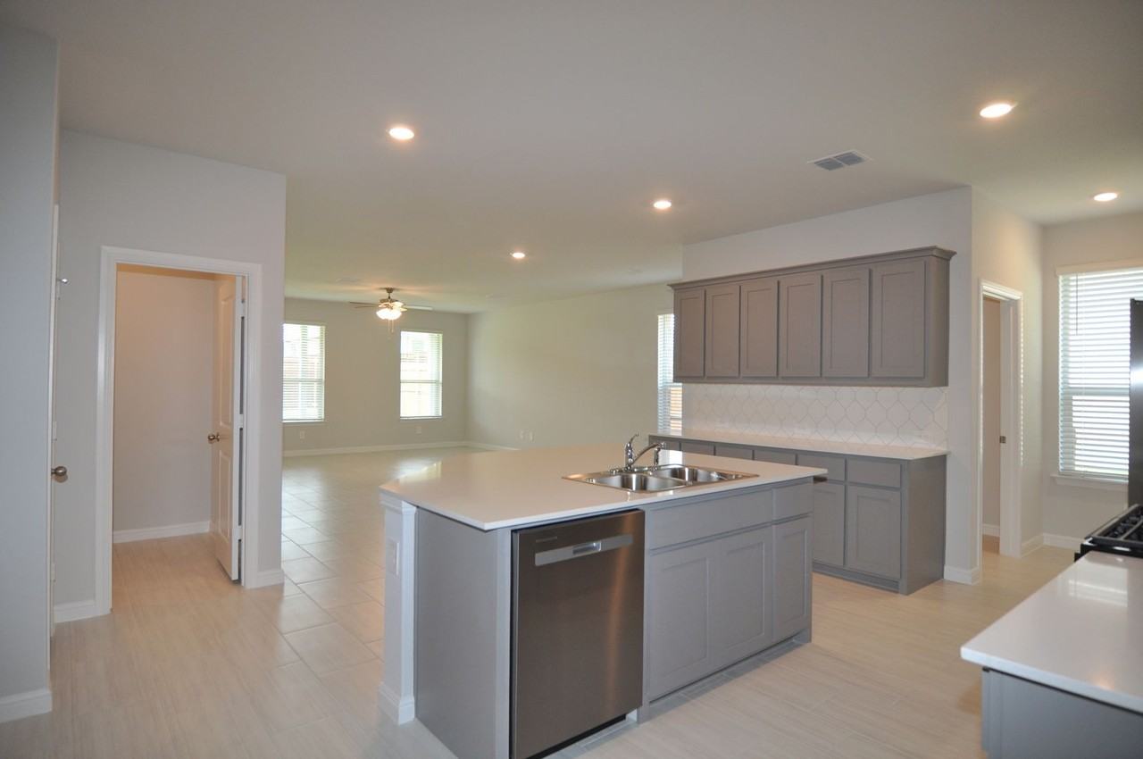 170 Bay Meadows Ln - Photo 2 of 26