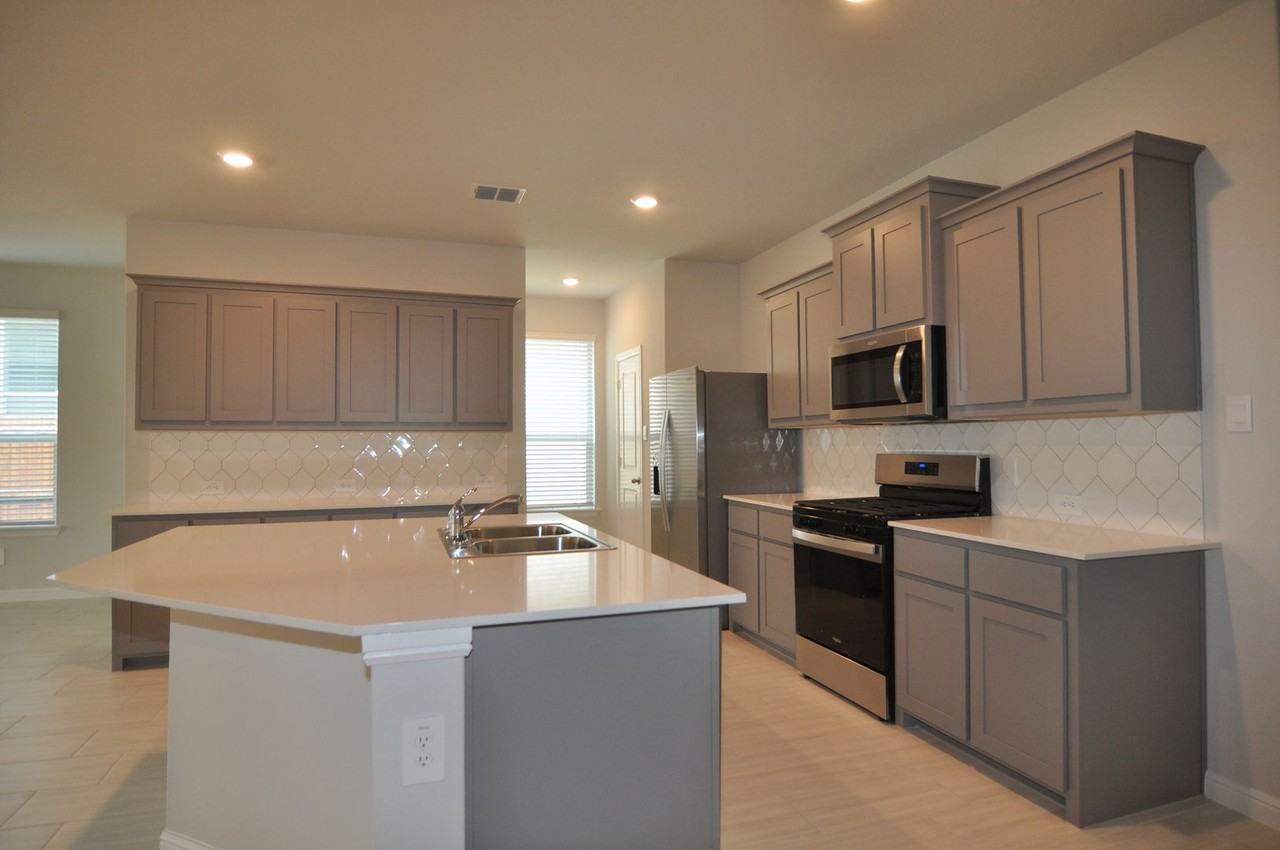 170 Bay Meadows Ln - Photo 3 of 26