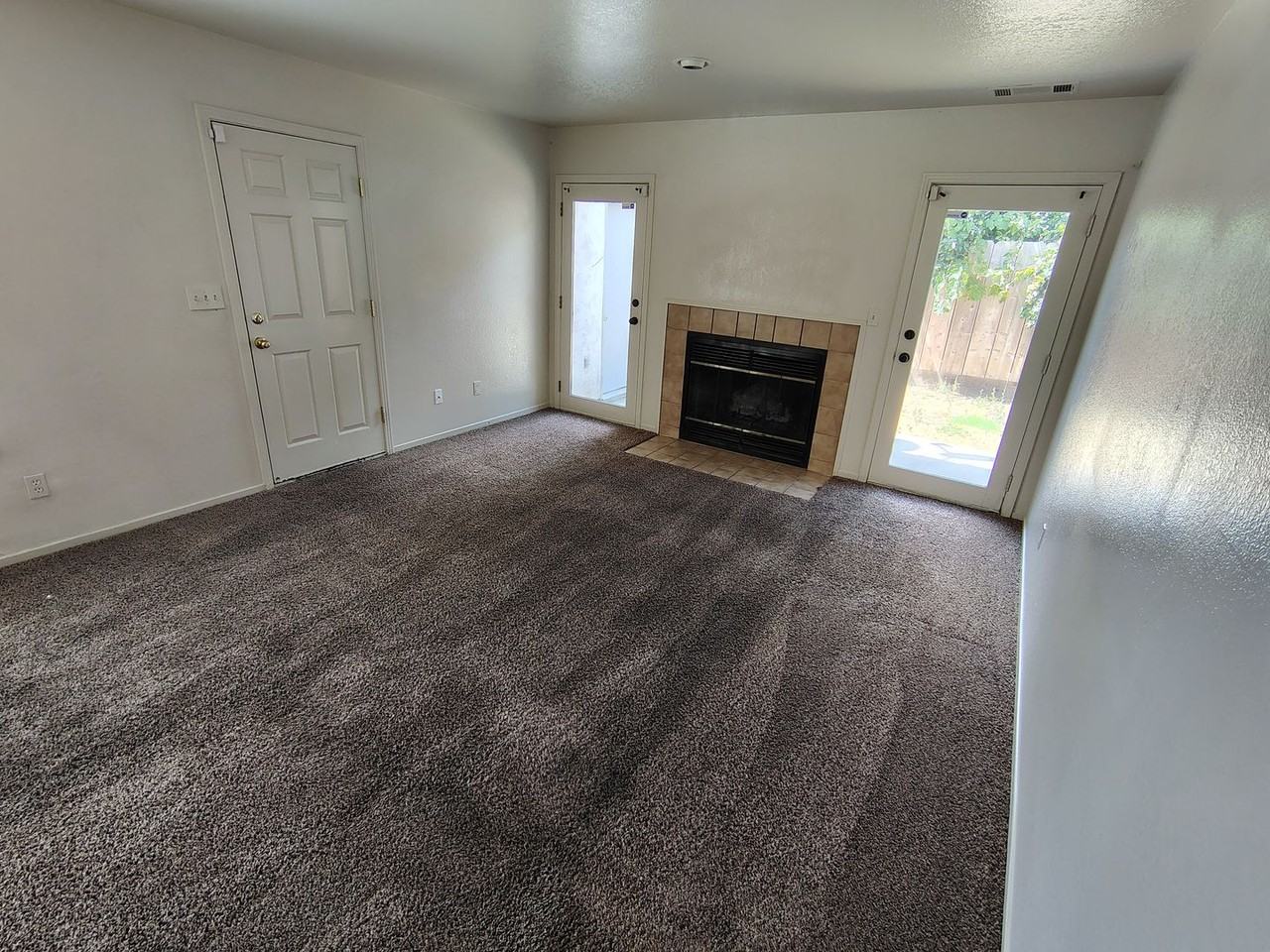 2605 Marina Dr - Photo 2 of 15