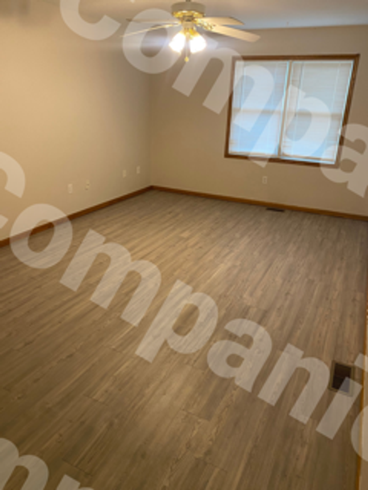 101 E Maple St - Photo 3 of 18