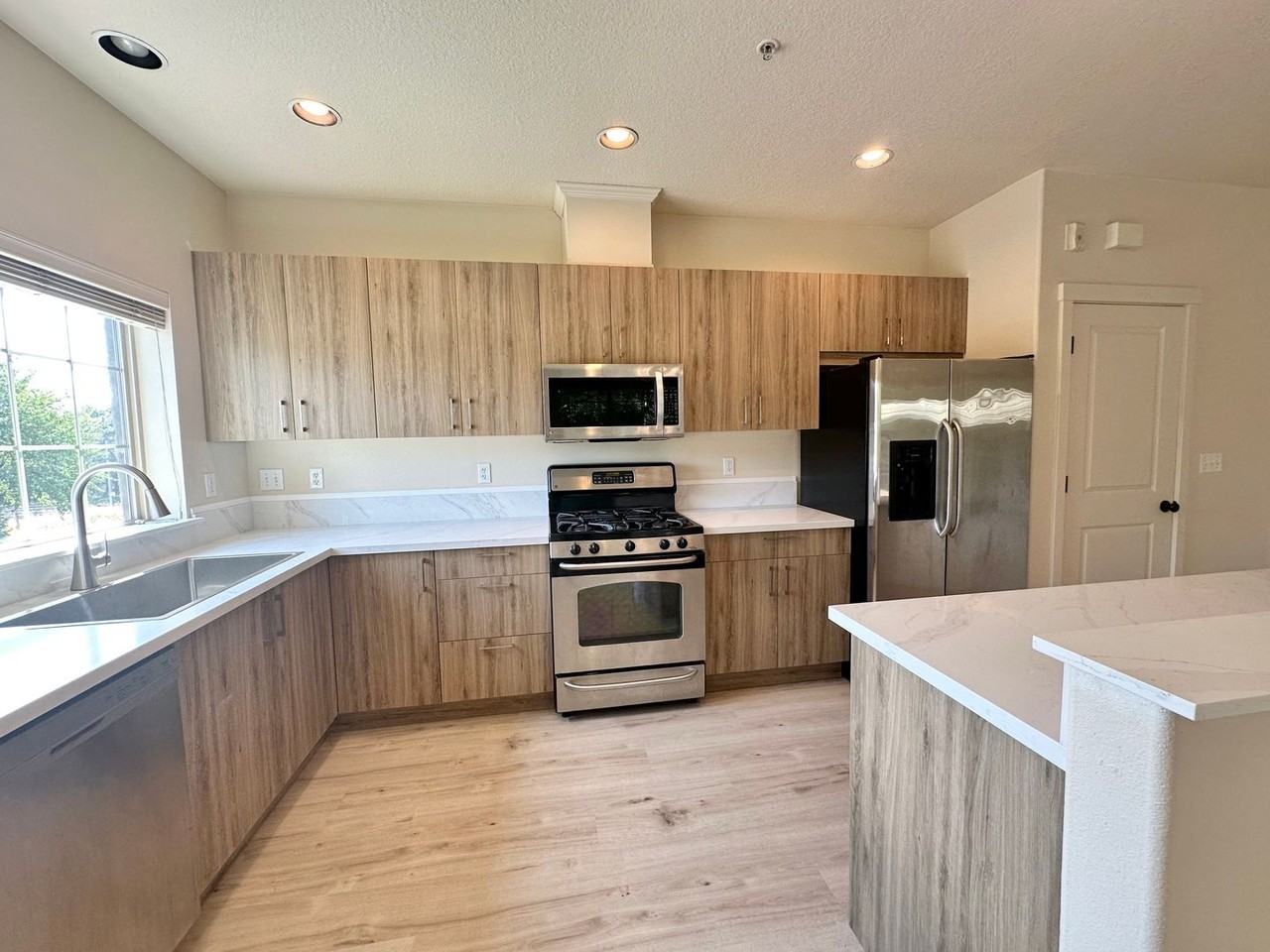 608 Northeast Adwick Drive - Photo 3 of 28