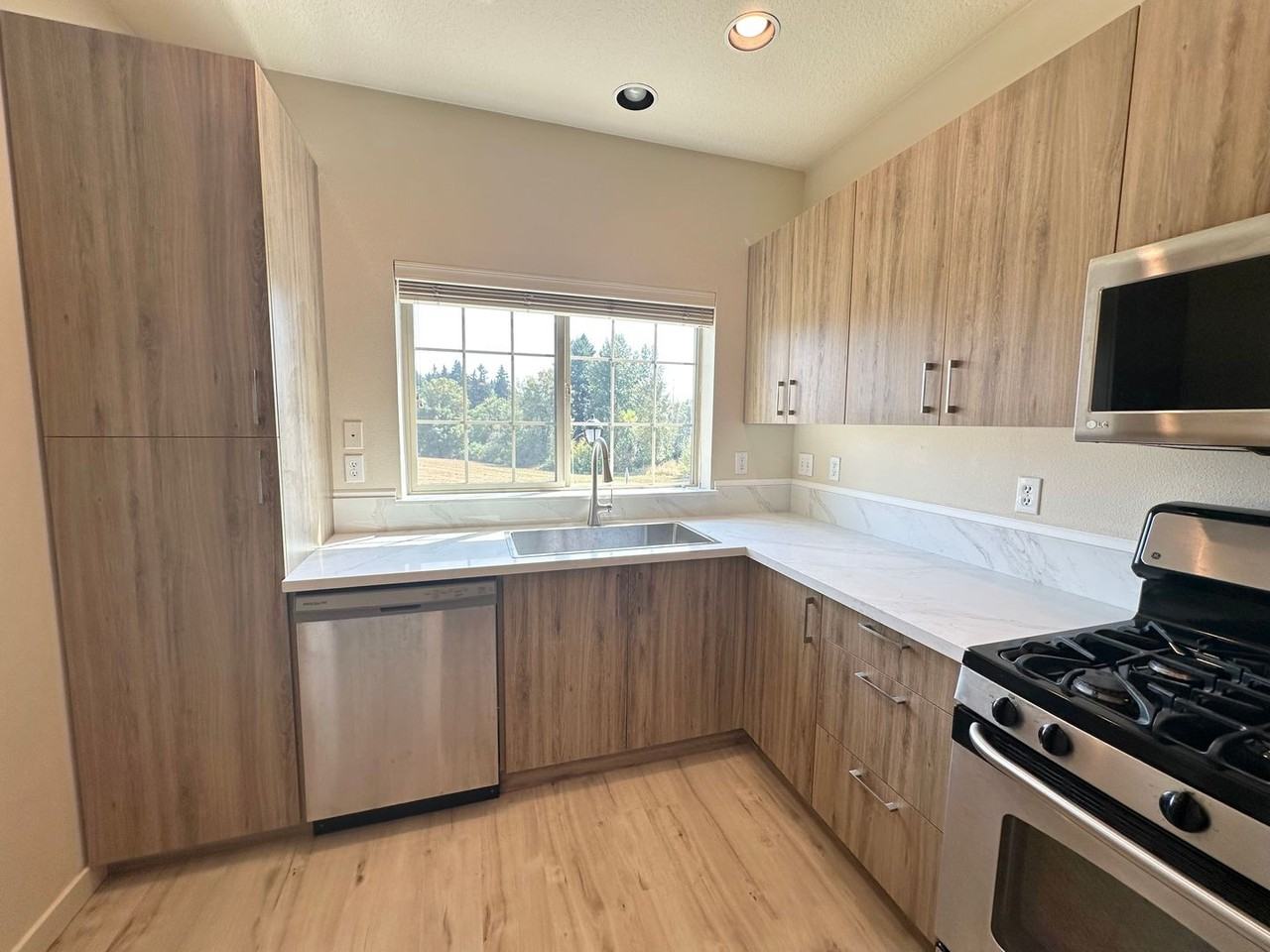 608 Northeast Adwick Drive - Photo 4 of 28