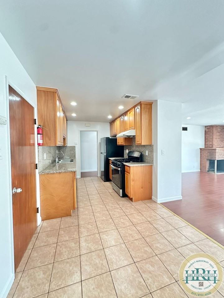 15833 Via Eduardo - Photo 4 of 24