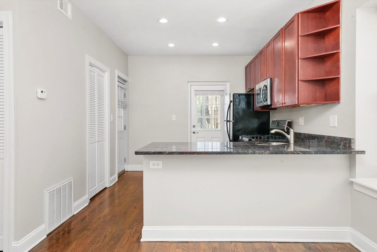 The Onyx on Hoyne - Photo 7 of 44