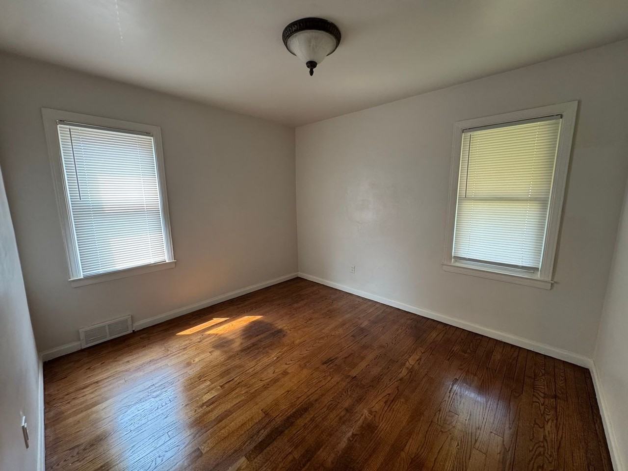 18667 Algonac St - Photo 4 of 5