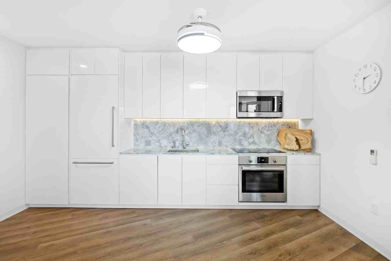 987 Queen Street - Photo 2 of 29