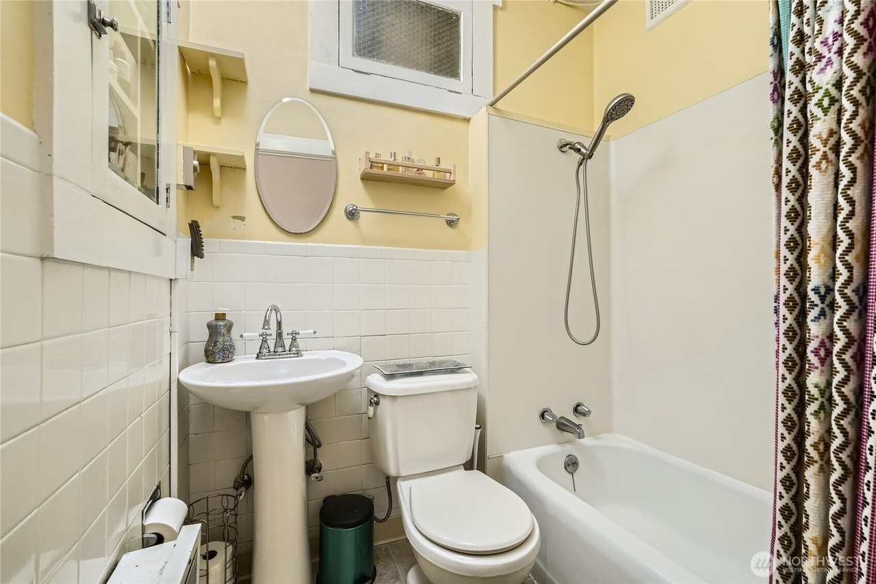 214 Summit Ave E, Unit 407 - Photo 7 of 10