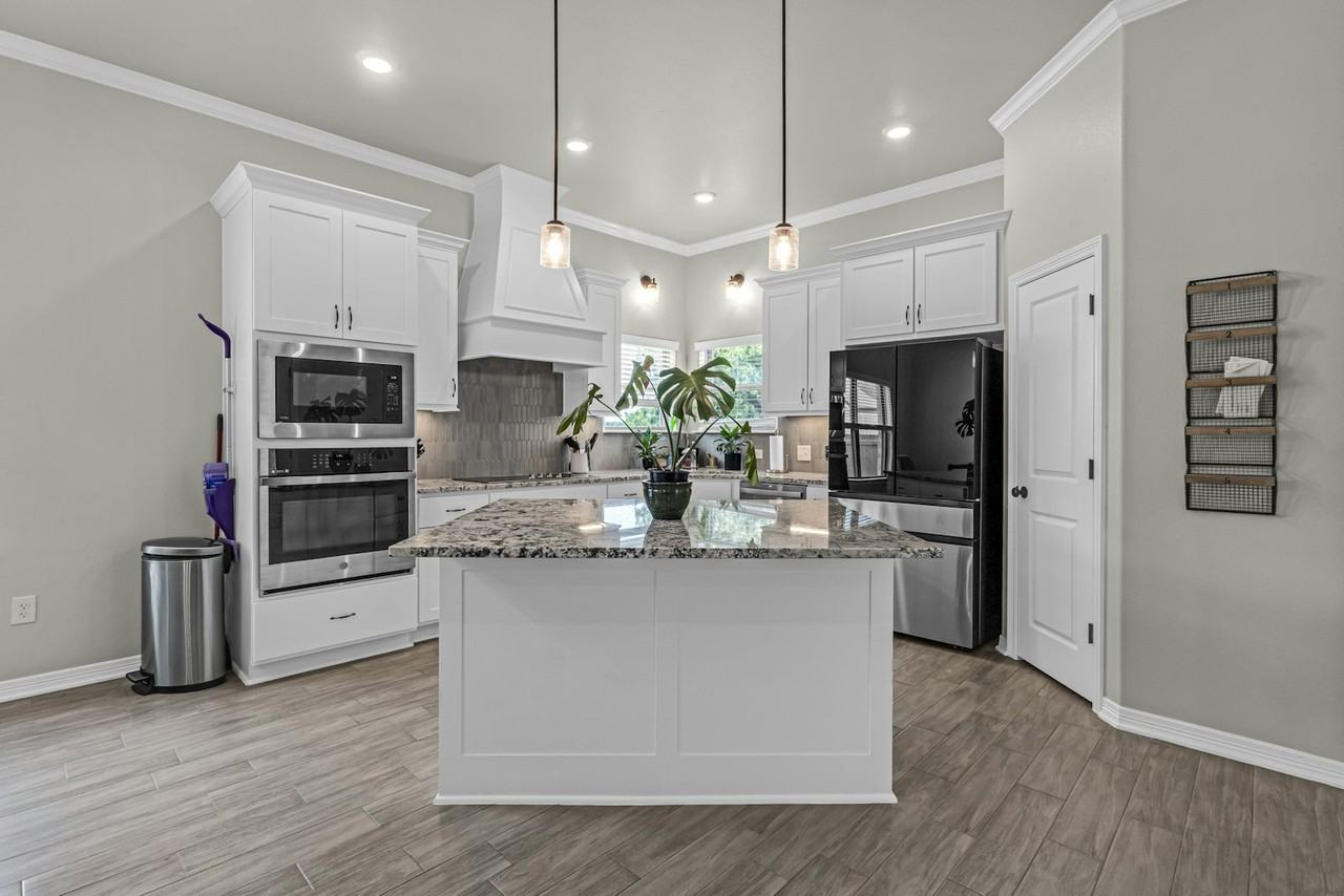 6102 Messina Drive - Photo 4 of 32