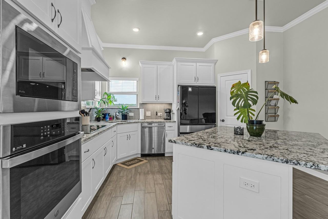 6102 Messina Drive - Photo 6 of 32