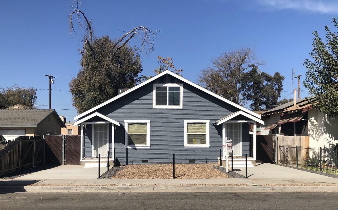 306 E 9th St, Hanford, CA 93230 DUPLEX - Photo 2 of 11