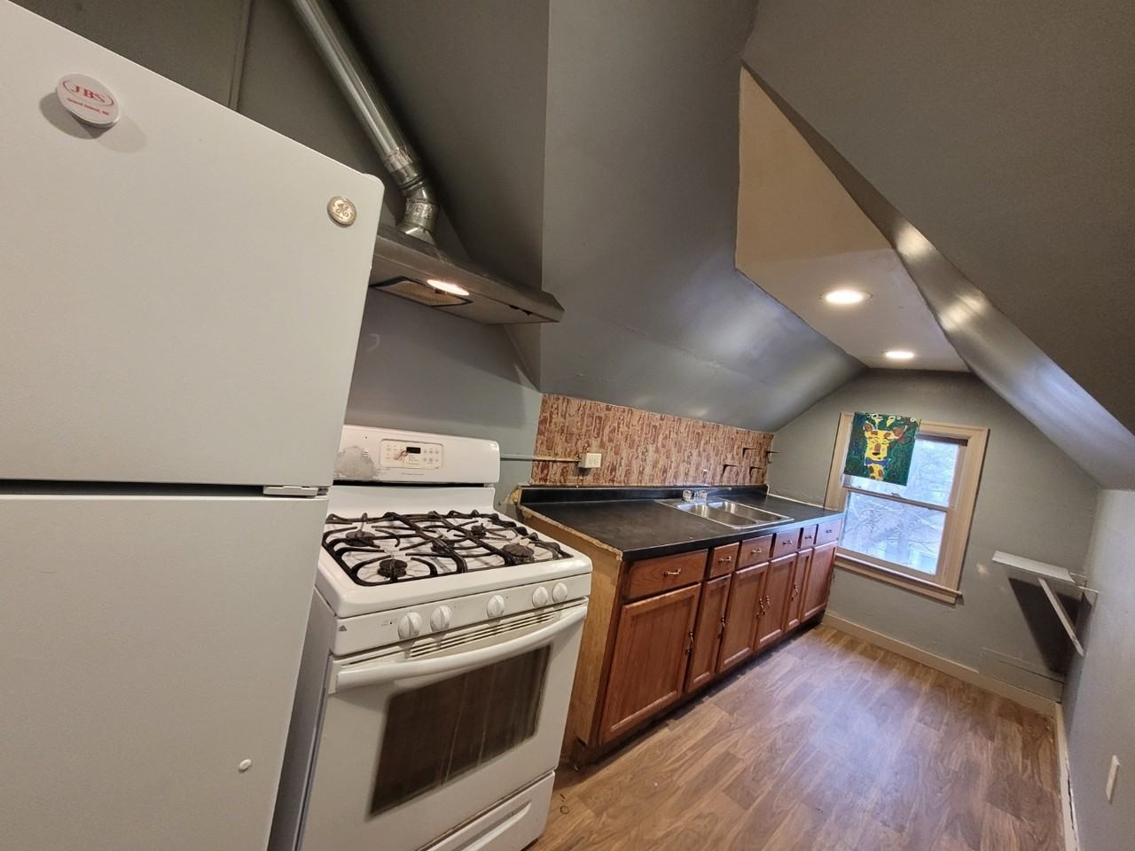 315 E 2nd St - Photo 2 of 8