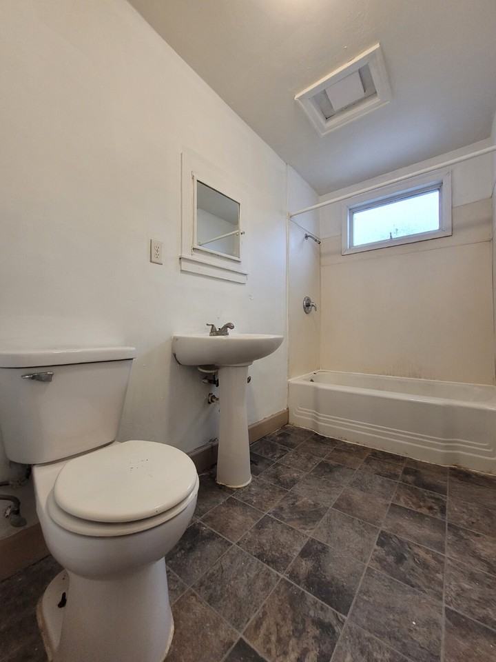 315 E 2nd St - Photo 6 of 8