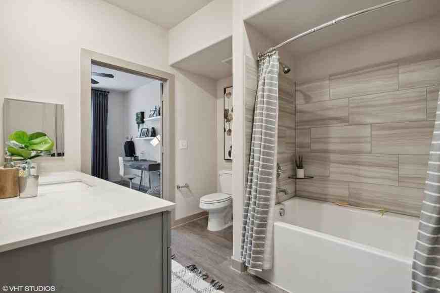 1844 West University Avenue - Photo 7 of 10