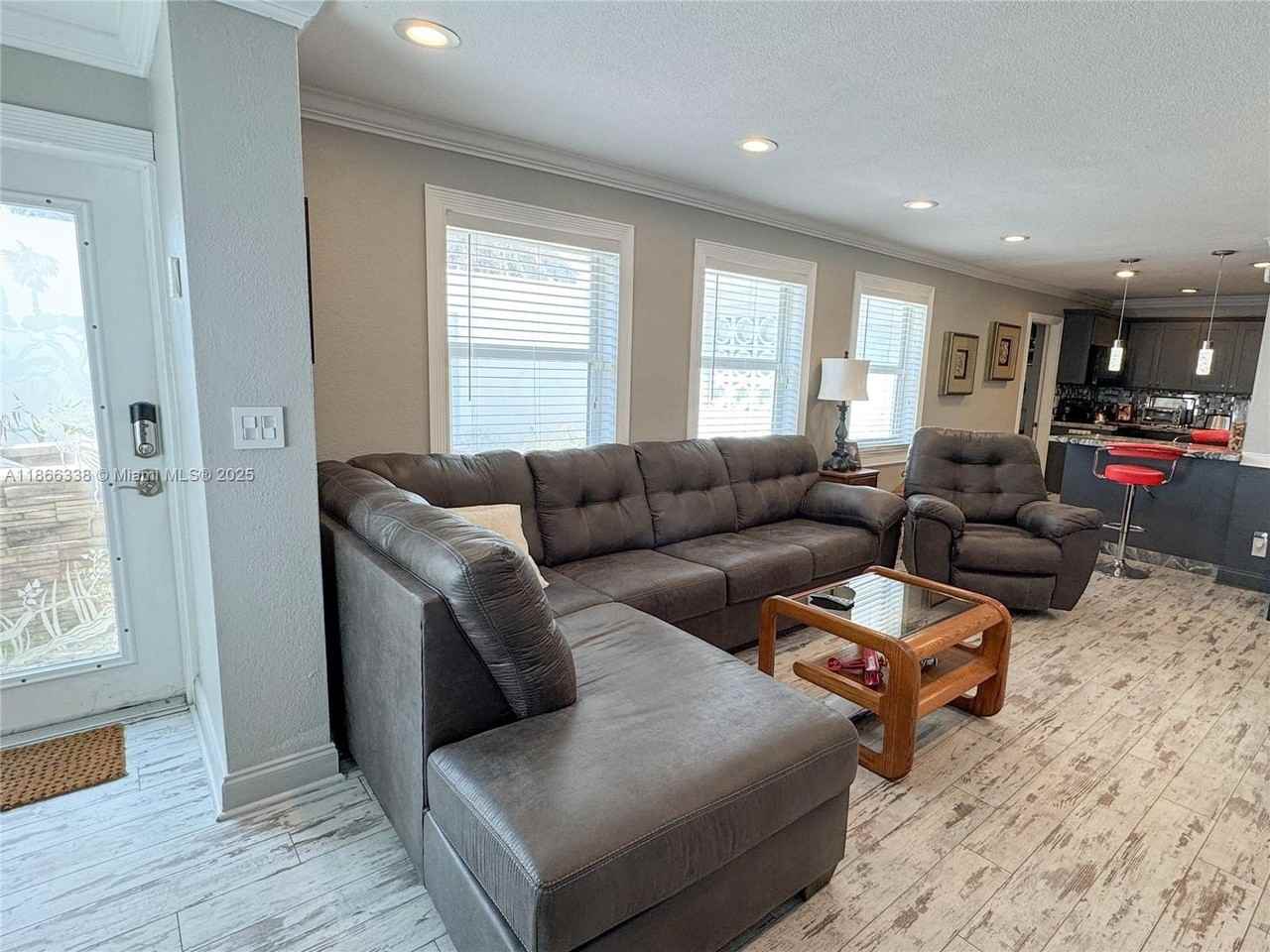 161 Nw 27th Ct - Photo 5 of 33