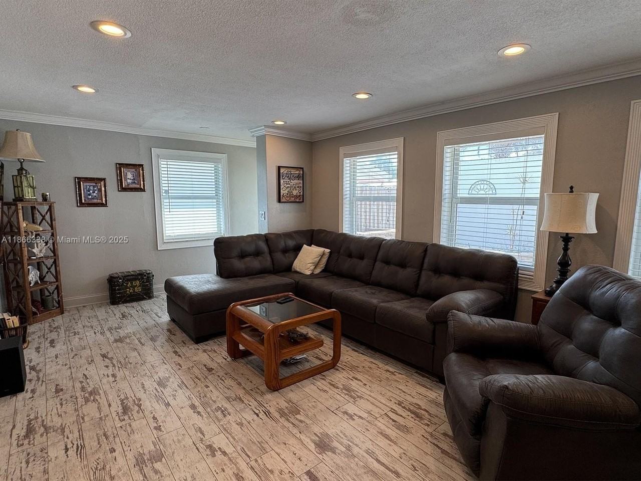 161 Nw 27th Ct - Photo 6 of 33