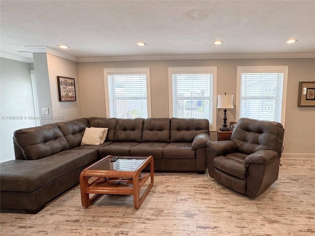 161 Nw 27th Ct - Photo 7 of 33