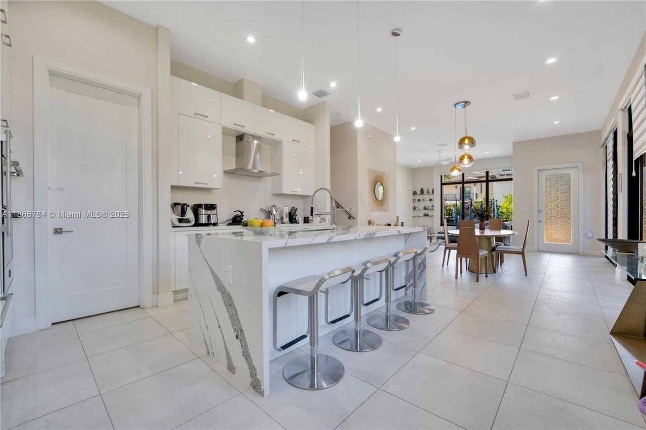 8279 Nw 43rd St - Photo 5 of 49