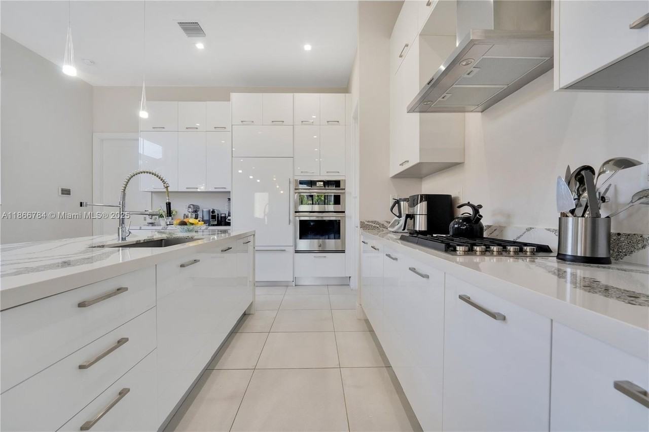 8279 Nw 43rd St - Photo 6 of 49