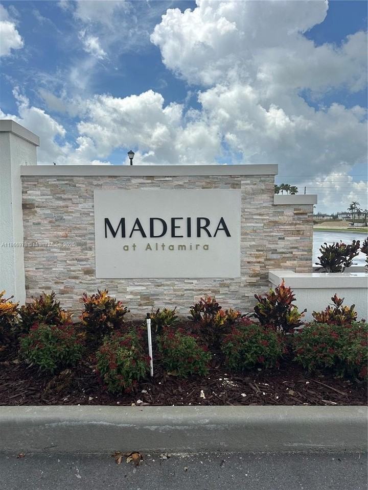 2464 Se 24th Ave #2464 - Photo 3 of 22