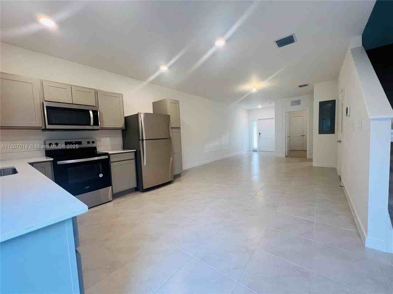 413 Ne 1st Dr #413 - Photo 6 of 20